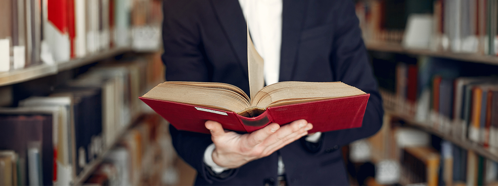 Lupa powiększa angielskie słowo legal symbolizujące kluczowe definicje obsługi prawnej firm, abonamentu prawnego i&nbsp;due diligence